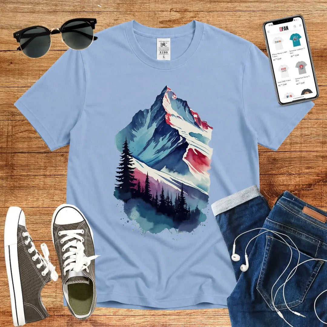 T-Shirt in Sky Blue mit Wasserfarben-Bergmotiv mit Tannenbäumen im Vordergrund