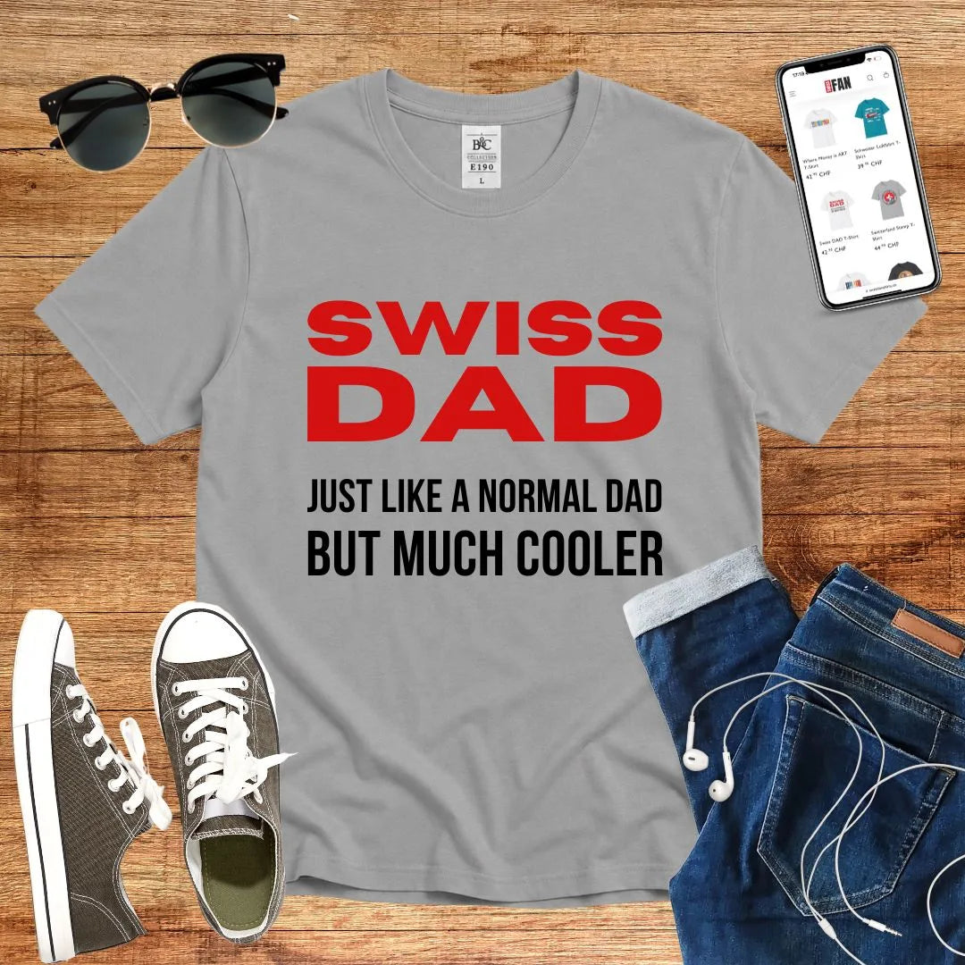 T-Shirt in Sport Grey mit Motiv mit rotem und schwarzem Text und Schriftzug SWISS DAD JUST LIKE A NORMAL DAD BUT MUCH…