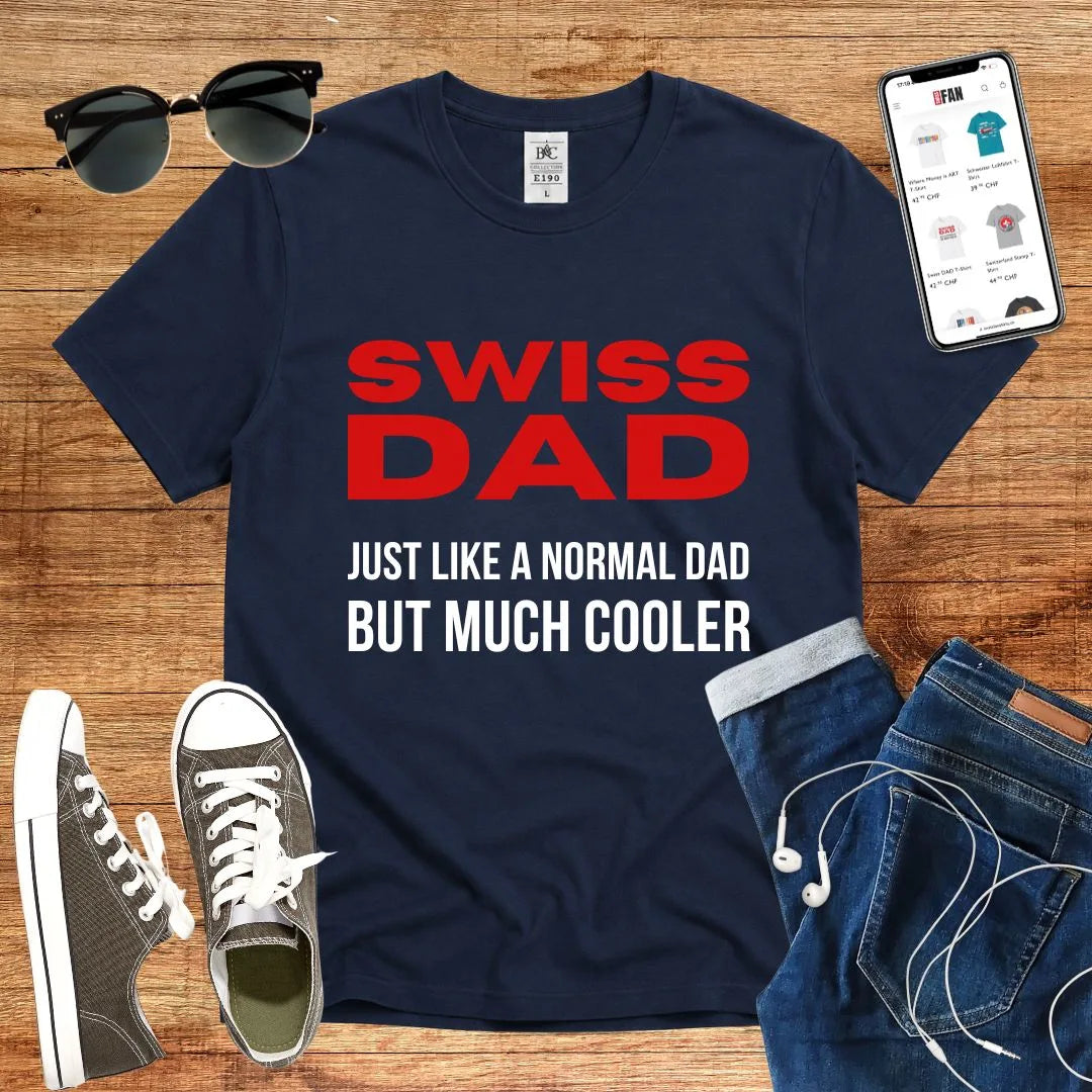 T-Shirt in Navy mit Motiv mit rotem und schwarzem Text und Schriftzug SWISS DAD JUST LIKE A NORMAL DAD BUT MUCH COOLER