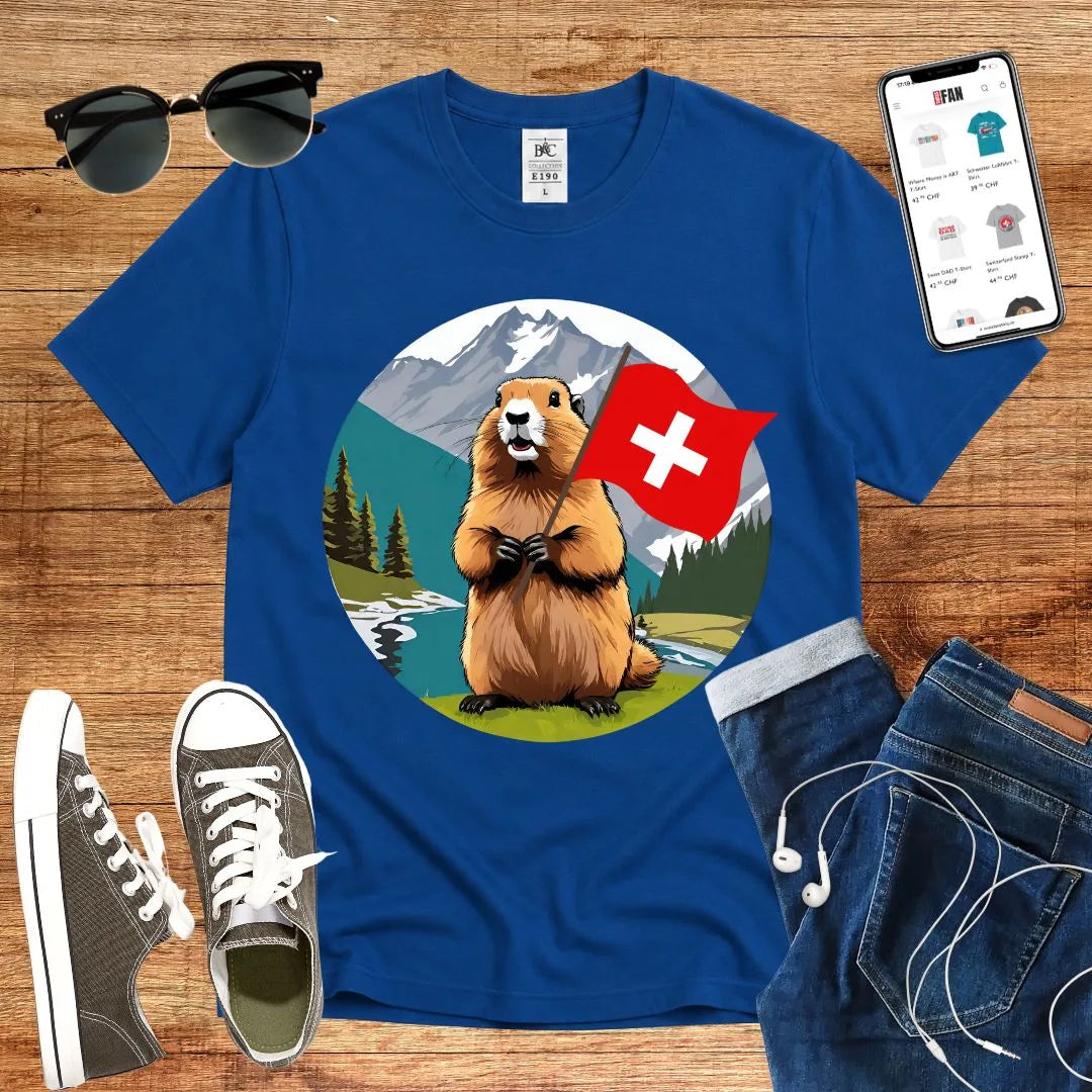 T-Shirt in Royal Blue mit Silhouettenartiges Murmeltier mit Schweizer Flagge vor Bergkulisse