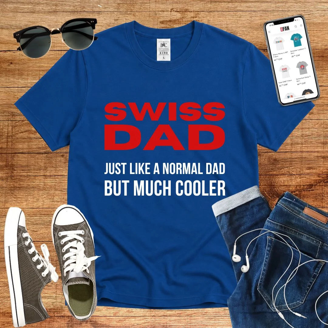 T-Shirt in Royal Blue mit Motiv mit rotem und schwarzem Text und Schriftzug SWISS DAD JUST LIKE A NORMAL DAD BUT MUCH…