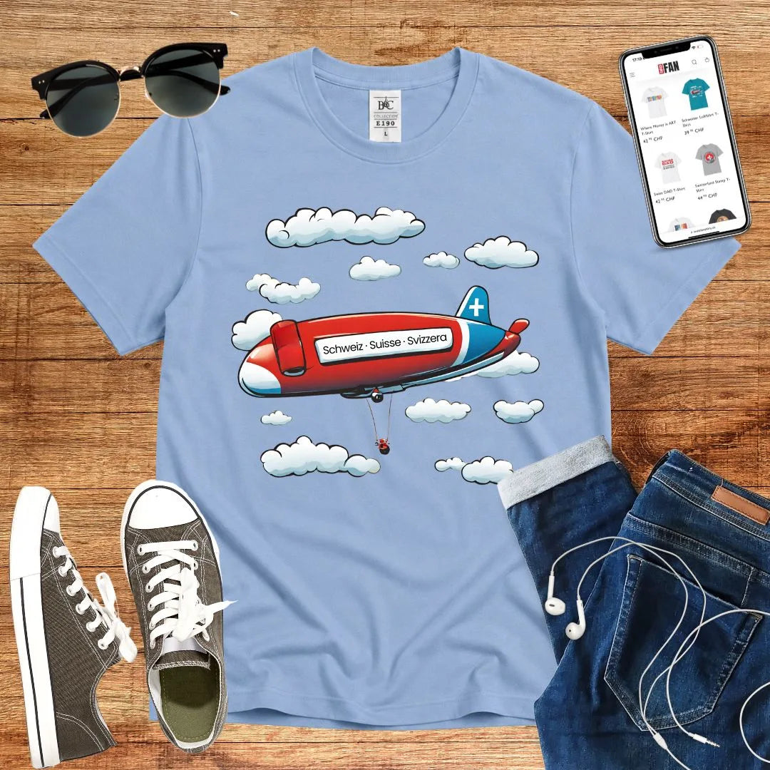 T-Shirt in Sky Blue mit Zeppelin-Motiv mit Wolken und Schriftzug „Schweiz · Suisse · Svizzera“