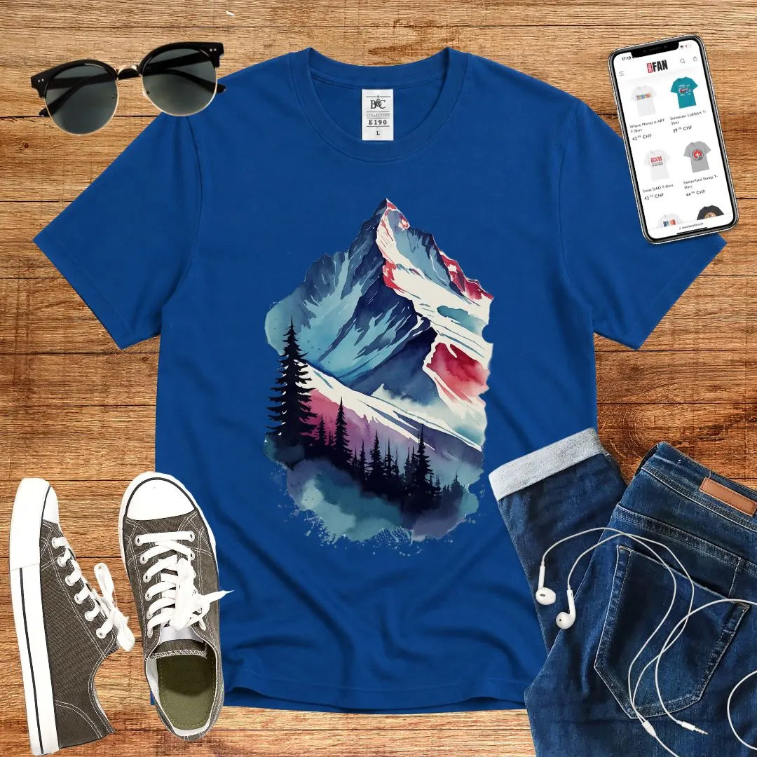 T-Shirt in Royal Blue mit Wasserfarben-Bergmotiv mit Tannenbäumen im Vordergrund