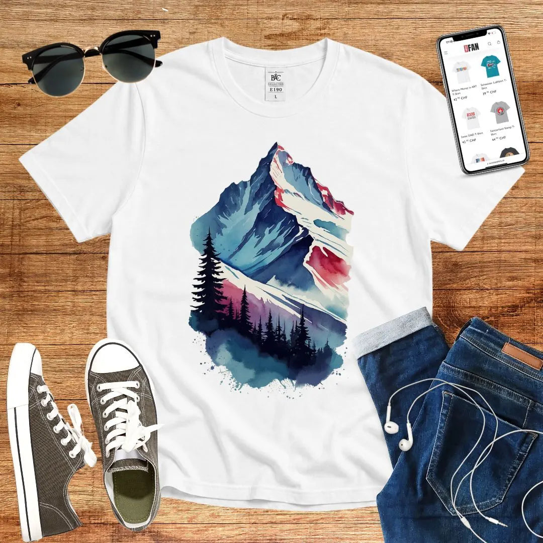 T-Shirt in White mit Wasserfarben-Bergmotiv mit Tannenbäumen im Vordergrund
