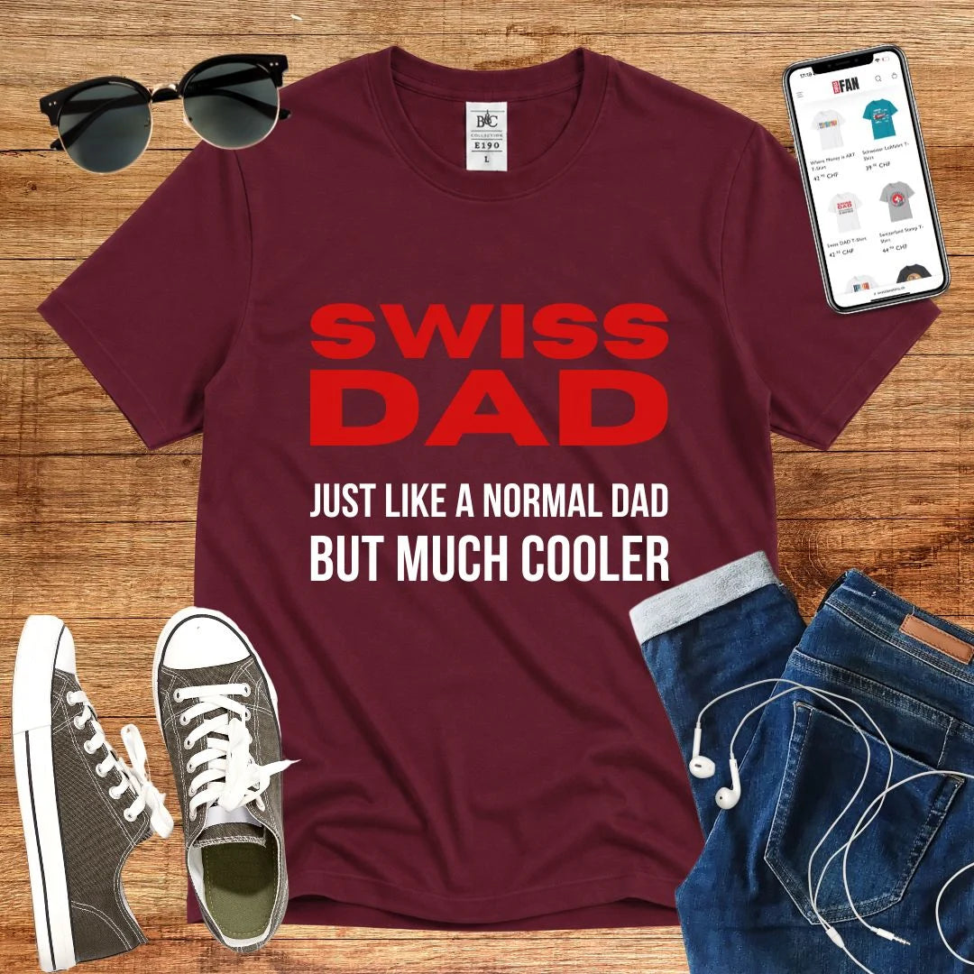 T-Shirt in Burgundy mit Motiv mit rotem und schwarzem Text und Schriftzug SWISS DAD JUST LIKE A NORMAL DAD BUT MUCH…