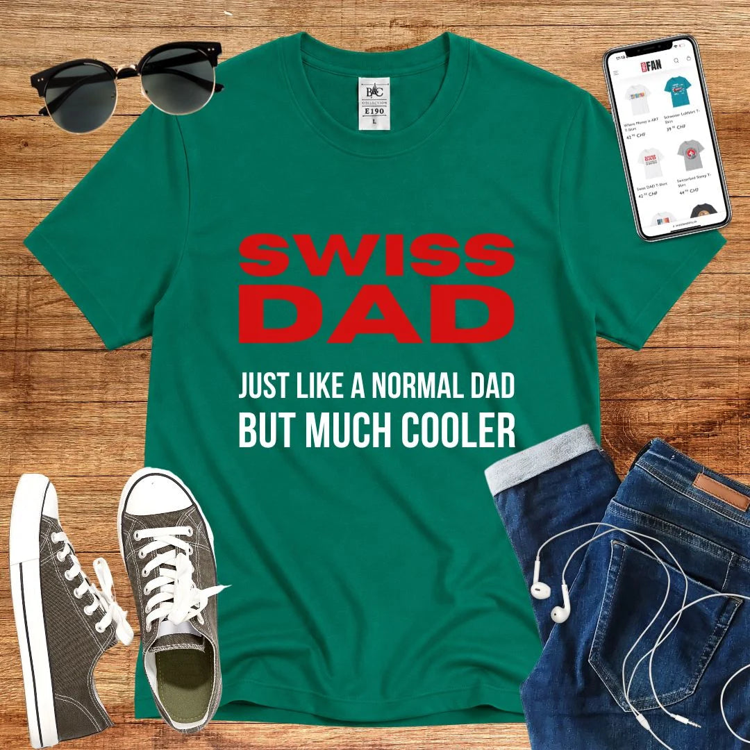 T-Shirt in Kelly Green mit Motiv mit rotem und schwarzem Text und Schriftzug SWISS DAD JUST LIKE A NORMAL DAD BUT MUCH…