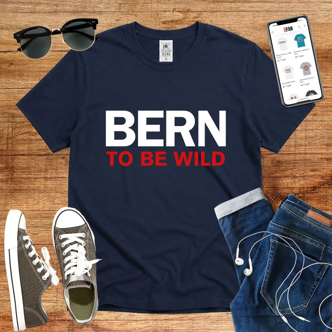 T-Shirt in Navy mit Klassisches Design mit schwarzem und rotem Schriftzug „BERN TO BE WILD“