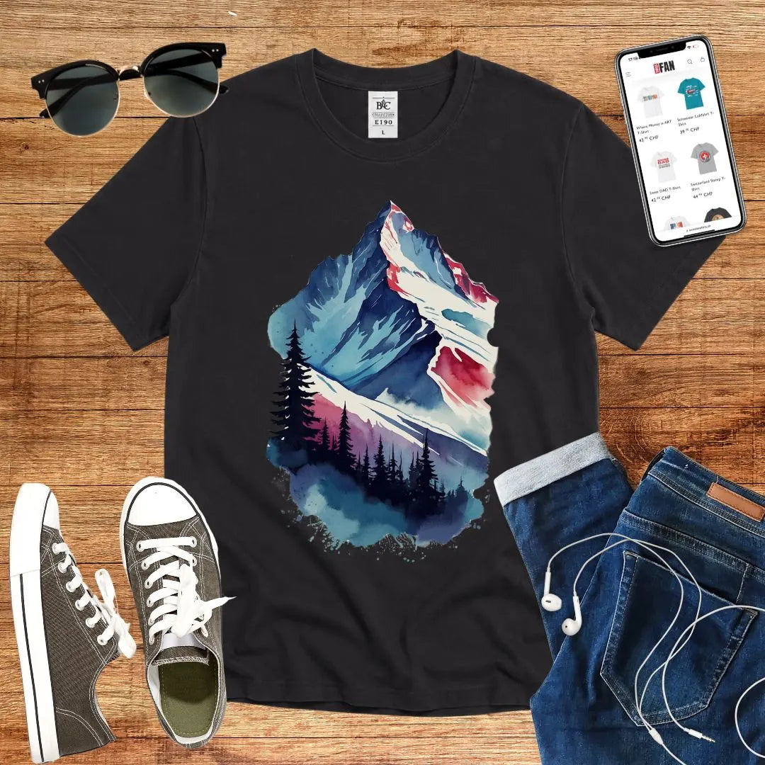 T-Shirt in Black mit Wasserfarben-Bergmotiv mit Tannenbäumen im Vordergrund