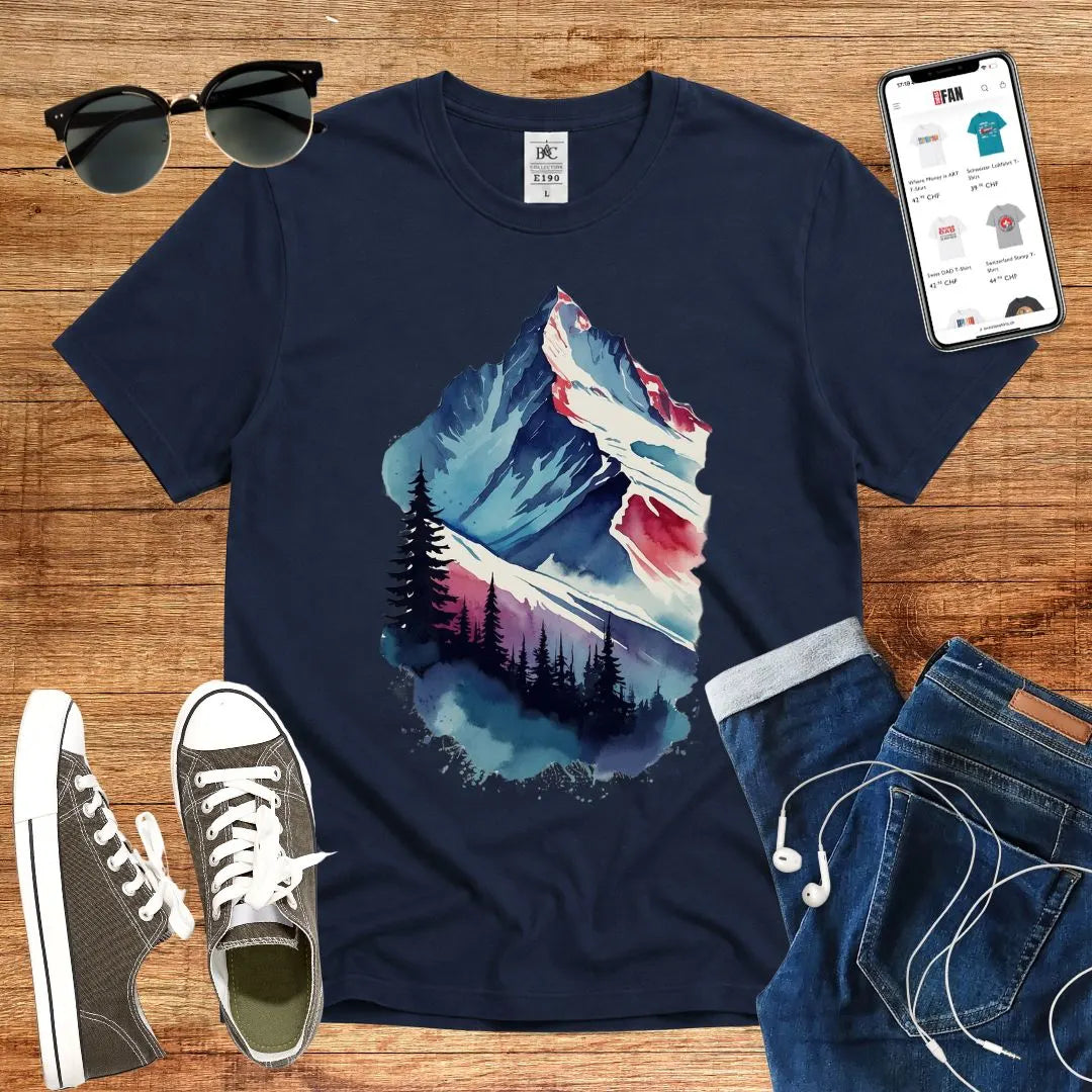 T-Shirt in Navy mit Wasserfarben-Bergmotiv mit Tannenbäumen im Vordergrund