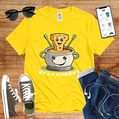T-Shirt in Solar Yellow mit Fröhliches Fondue-Design mit lächelndem Topf und Schriftzug „STAY CHEESY“