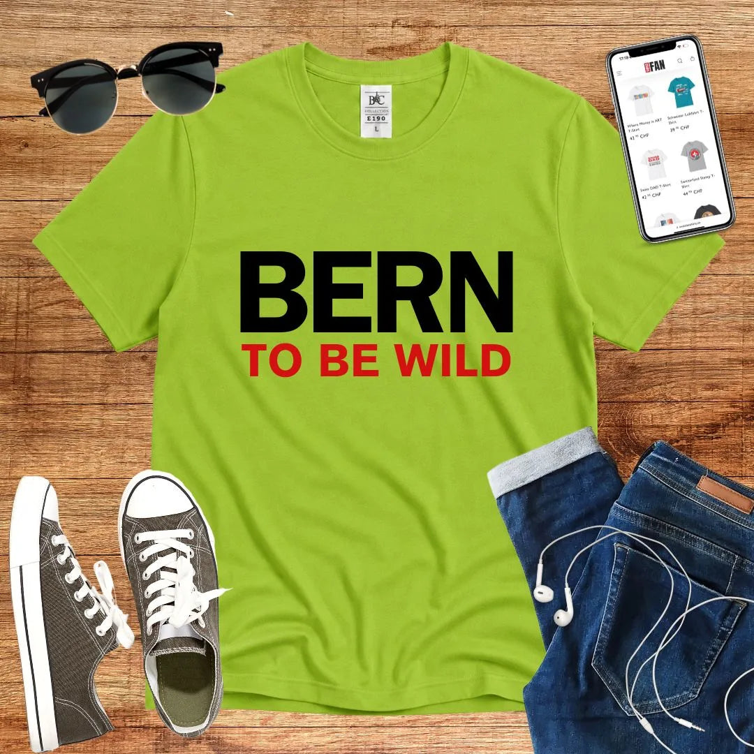 T-Shirt in Orchid Green mit Klassisches Design mit schwarzem und rotem Schriftzug „BERN TO BE WILD“