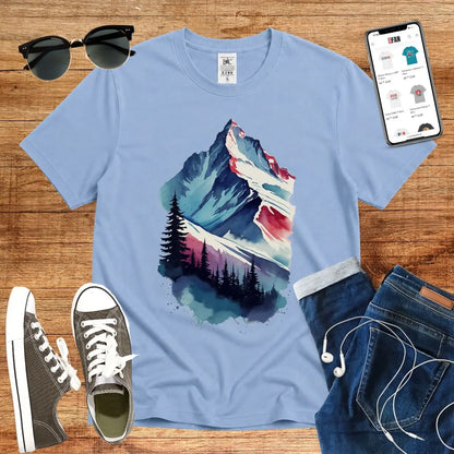 T-Shirt in Sky Blue mit Wasserfarben-Bergmotiv mit Tannenbäumen im Vordergrund