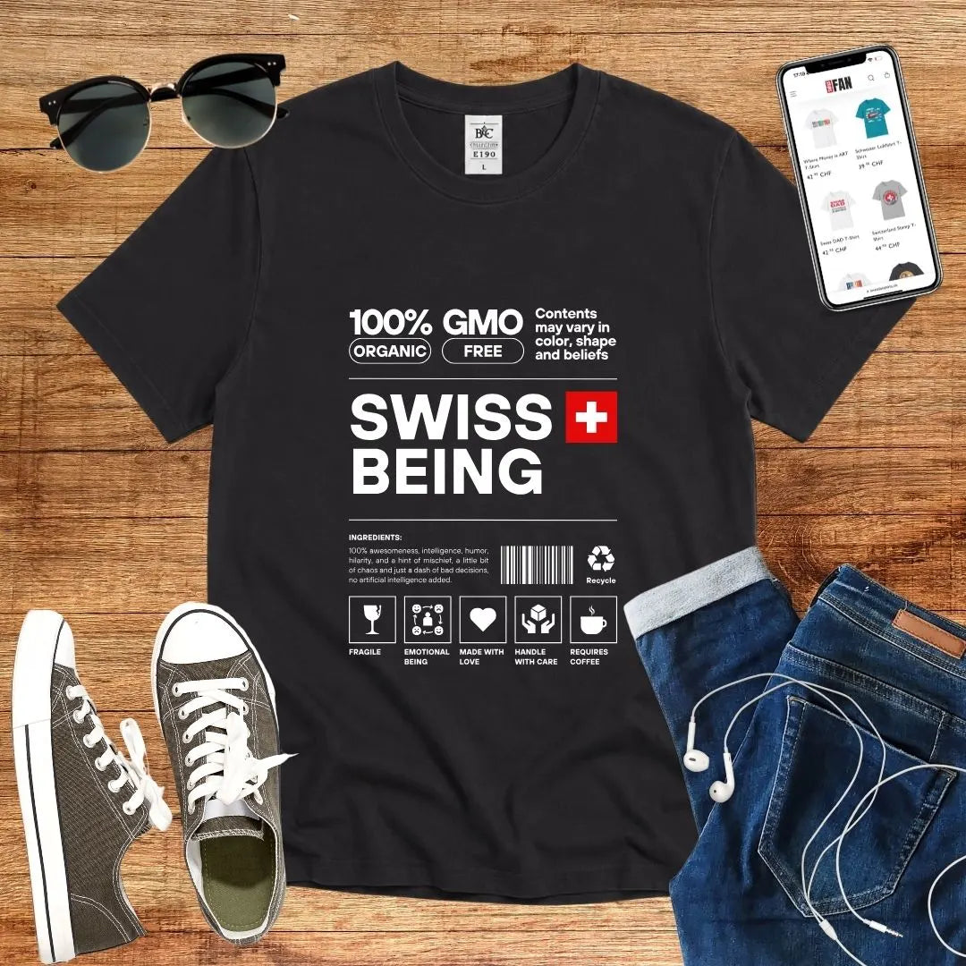 T-Shirt in Black mit Schlichtes Design mit schwarzem Text und Schweizer Flagge mit Schriftzug „SWISS BEING“