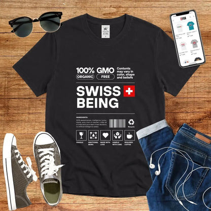 T-Shirt in Black mit Schlichtes Design mit schwarzem Text und Schweizer Flagge mit Schriftzug „SWISS BEING“