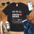 T-Shirt in Black mit Schlichtes Design mit schwarzem Text und Schweizer Flagge mit Schriftzug „SWISS BEING“