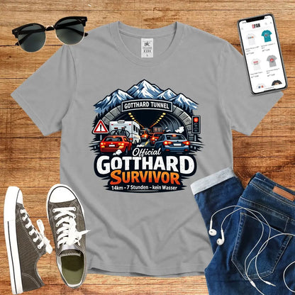 T-Shirt in Sport Grey mit Illustration von Gotthard-Tunnel mit Autos und Bergen, Schriftzug „Official Gotthard Survivor“