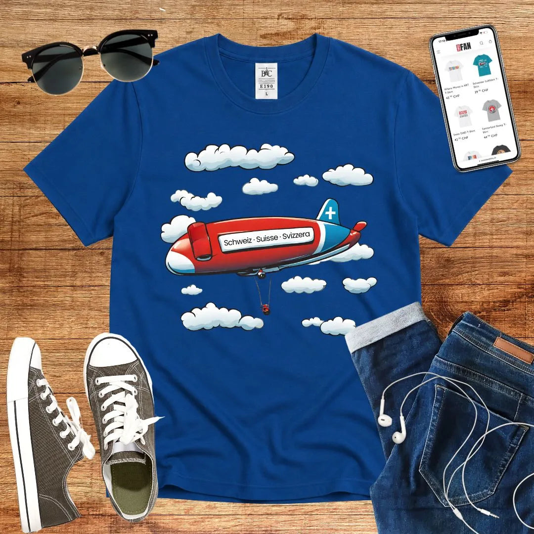 T-Shirt in Royal Blue mit Zeppelin-Motiv mit Wolken und Schriftzug „Schweiz · Suisse · Svizzera“