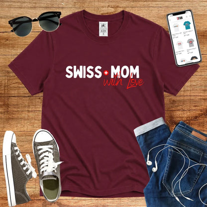 T-Shirt in Burgundy mit Schriftzug „in Rot“ und Rosa mit Schriftzug „SWISS MOM with LOVE“