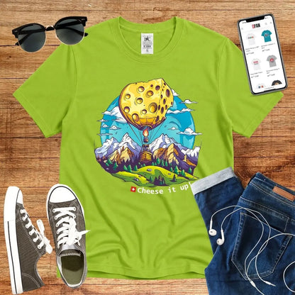 T-Shirt in Orchid Green mit Buntes Berg- und Heißluftballon-Design mit Schriftzug „Cheese it up“