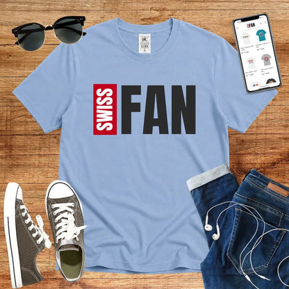 T-Shirt in Sky Blue mit Kontrastreiches Design in Schwarz und Rot mit Schriftzug „SWISS FAN“