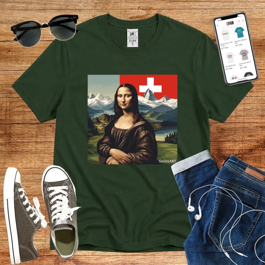 T-Shirt in Bottle Green mit Mona-Lisa-Druck vor Schweizer Berglandschaft mit Schriftzug „SwissART“