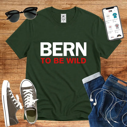 T-Shirt in Bottle Green mit Klassisches Design mit schwarzem und rotem Schriftzug „BERN TO BE WILD“