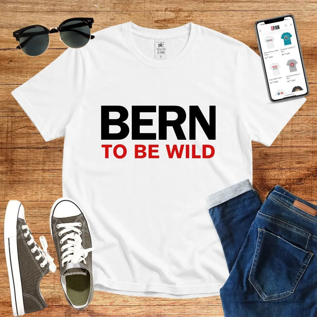 T-Shirt in White mit Klassisches Design mit schwarzem und rotem Schriftzug „BERN TO BE WILD“