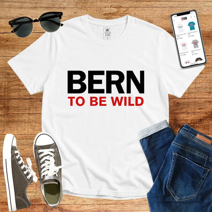 T-Shirt in White mit Klassisches Design mit schwarzem und rotem Schriftzug „BERN TO BE WILD“