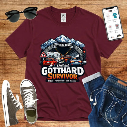 T-Shirt in Burgundy mit Illustration von Gotthard-Tunnel mit Autos und Bergen, Schriftzug „Official Gotthard Survivor“