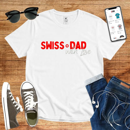 T-Shirt in White mit Kontrastreiches Design mit rotem und grauem Schriftzug „SWISS DAD with LOVE“