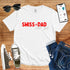 T-Shirt in White mit Kontrastreiches Design mit rotem und grauem Schriftzug „SWISS DAD with LOVE“