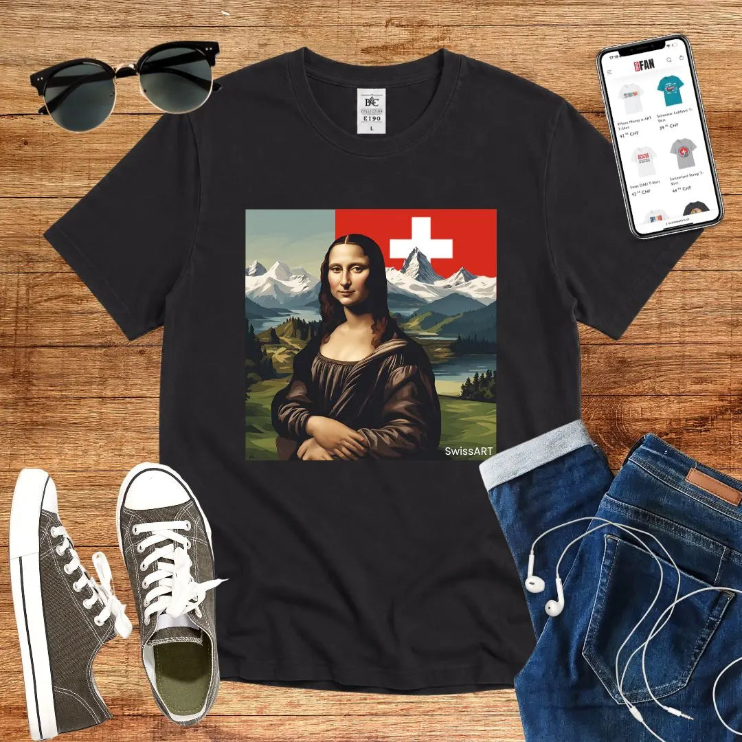 T-Shirt in Black mit Mona-Lisa-Druck vor Schweizer Berglandschaft mit Schriftzug „SwissART“