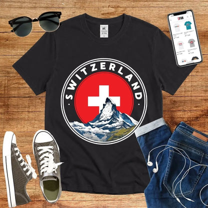 T-Shirt in Black mit Rundes Design mit Matterhorn und Schweizer Kreuz mit Schriftzug „SWITZERLAND“