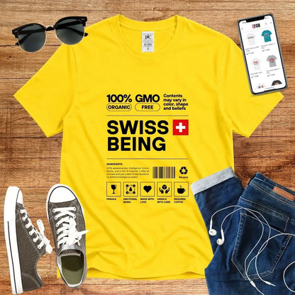 T-Shirt in Solar Yellow mit Schlichtes Design mit schwarzem Text und Schweizer Flagge mit Schriftzug „SWISS BEING“
