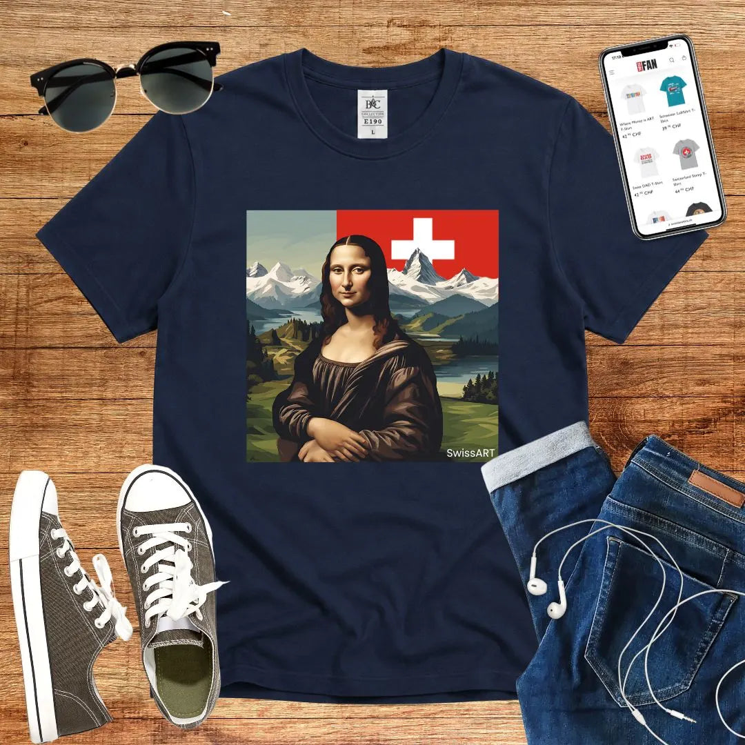 T-Shirt in Navy mit Mona-Lisa-Druck vor Schweizer Berglandschaft mit Schriftzug „SwissART“