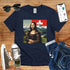 T-Shirt in Navy mit Mona-Lisa-Druck vor Schweizer Berglandschaft mit Schriftzug „SwissART“