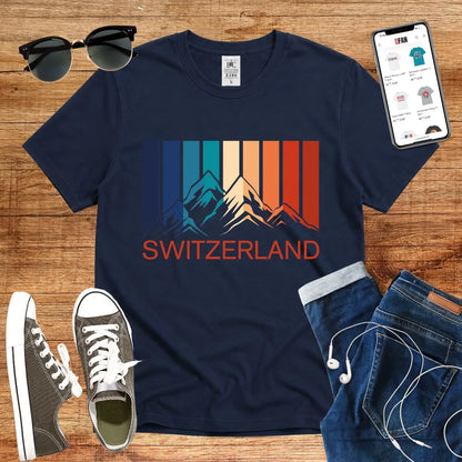 T-Shirt in Navy mit Buntes Bergdesign mit vertikalen Streifen und Schriftzug „SWITZERLAND“