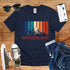 T-Shirt in Navy mit Buntes Bergdesign mit vertikalen Streifen und Schriftzug „SWITZERLAND“