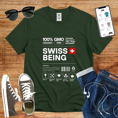 T-Shirt in Bottle Green mit Schlichtes Design mit schwarzem Text und Schweizer Flagge mit Schriftzug „SWISS BEING“