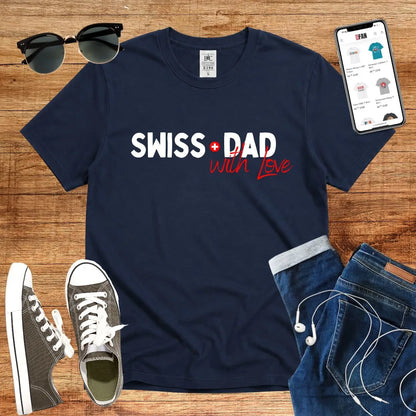 T-Shirt in Navy mit Kontrastreiches Design mit rotem und grauem Schriftzug „SWISS DAD with LOVE“