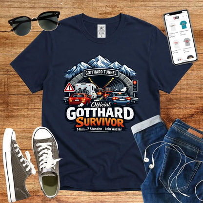 T-Shirt in Navi mit Illustration von Gotthard-Tunnel mit Autos und Bergen, Schriftzug „Official Gotthard Survivor“