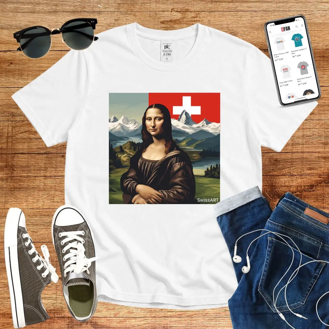 T-Shirt in White mit Mona-Lisa-Druck vor Schweizer Berglandschaft mit Schriftzug „SwissART“