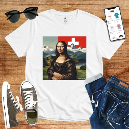 T-Shirt in White mit Mona-Lisa-Druck vor Schweizer Berglandschaft mit Schriftzug „SwissART“