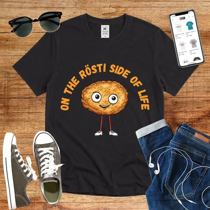 T-Shirt in Black mit Charmantes Rösti-Cartoon-Motiv mit Schriftzug „ON THE RÖSTI SIDE OF LIFE“
