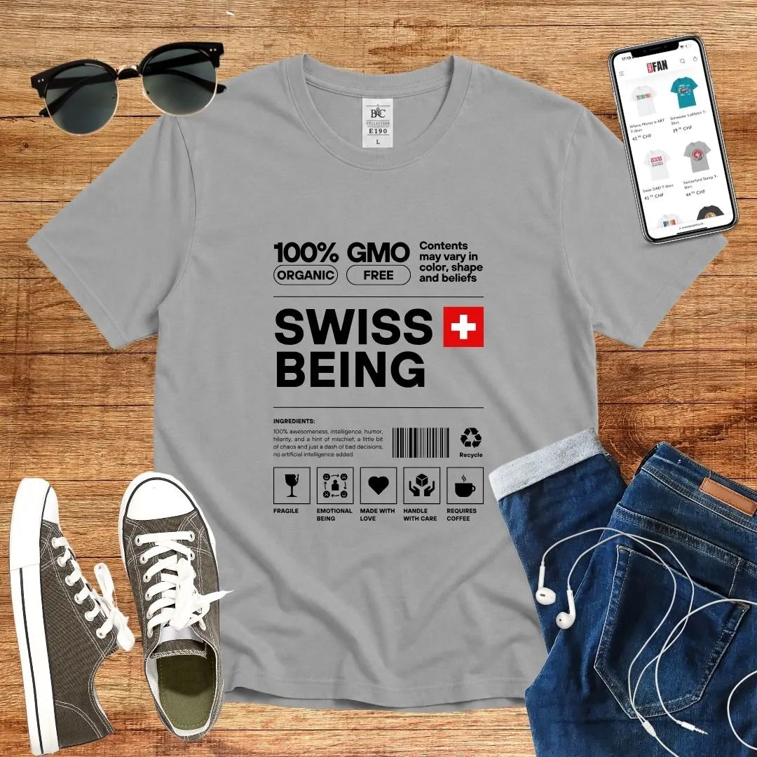 T-Shirt in Sport Grey mit Schlichtes Design mit schwarzem Text und Schweizer Flagge mit Schriftzug „SWISS BEING“