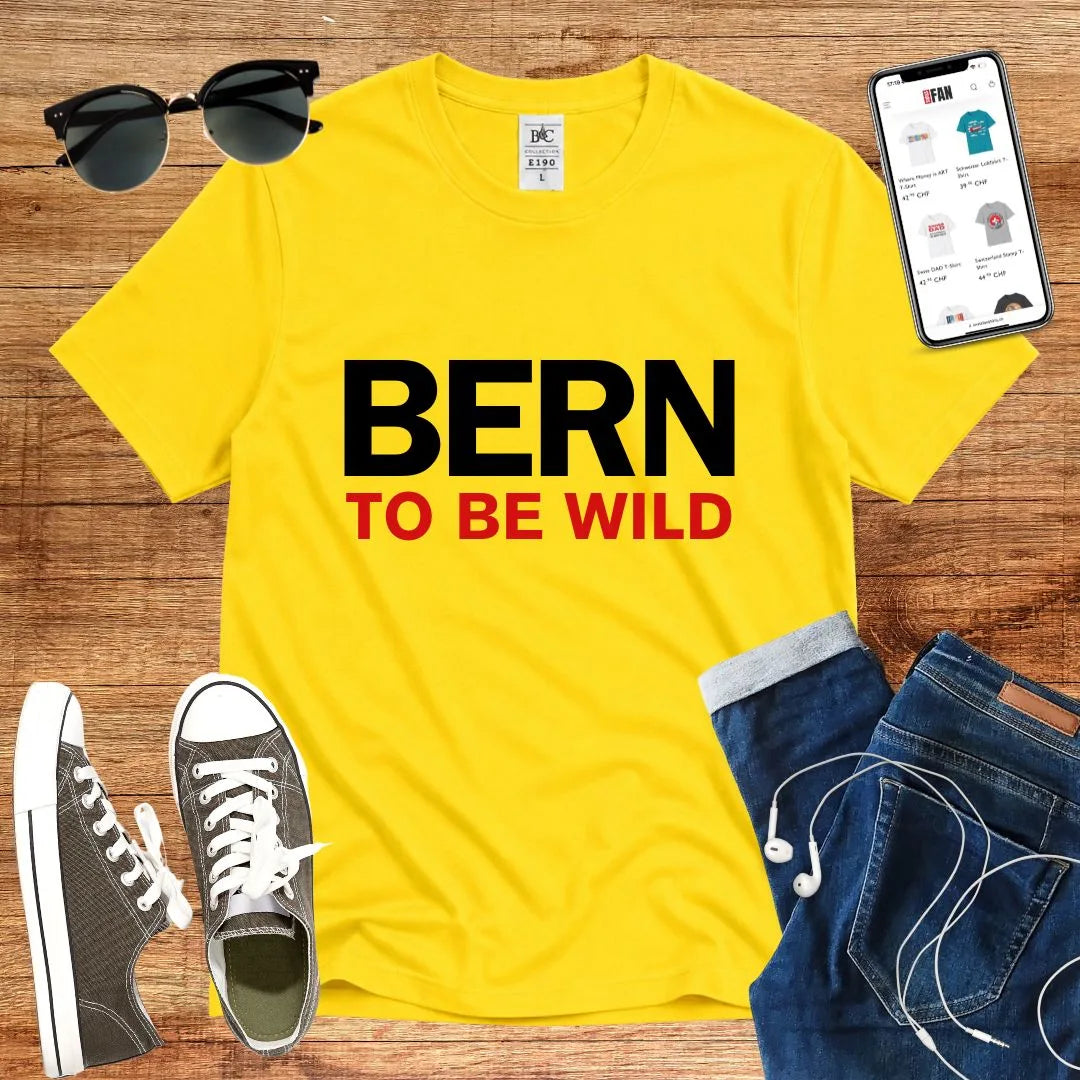 T-Shirt in Solar Yellow mit Klassisches Design mit schwarzem und rotem Schriftzug „BERN TO BE WILD“