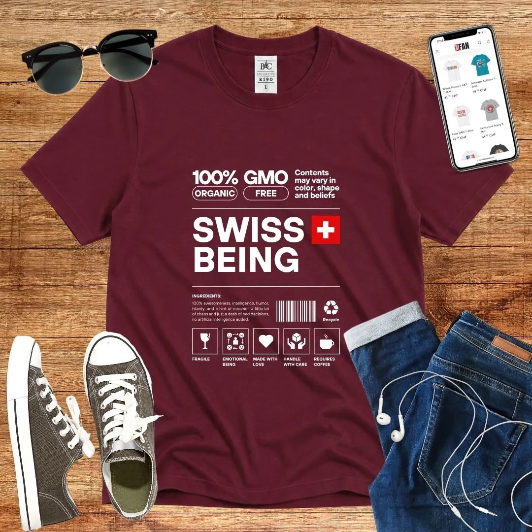 T-Shirt in Burgundy mit Schlichtes Design mit schwarzem Text und Schweizer Flagge mit Schriftzug „SWISS BEING“