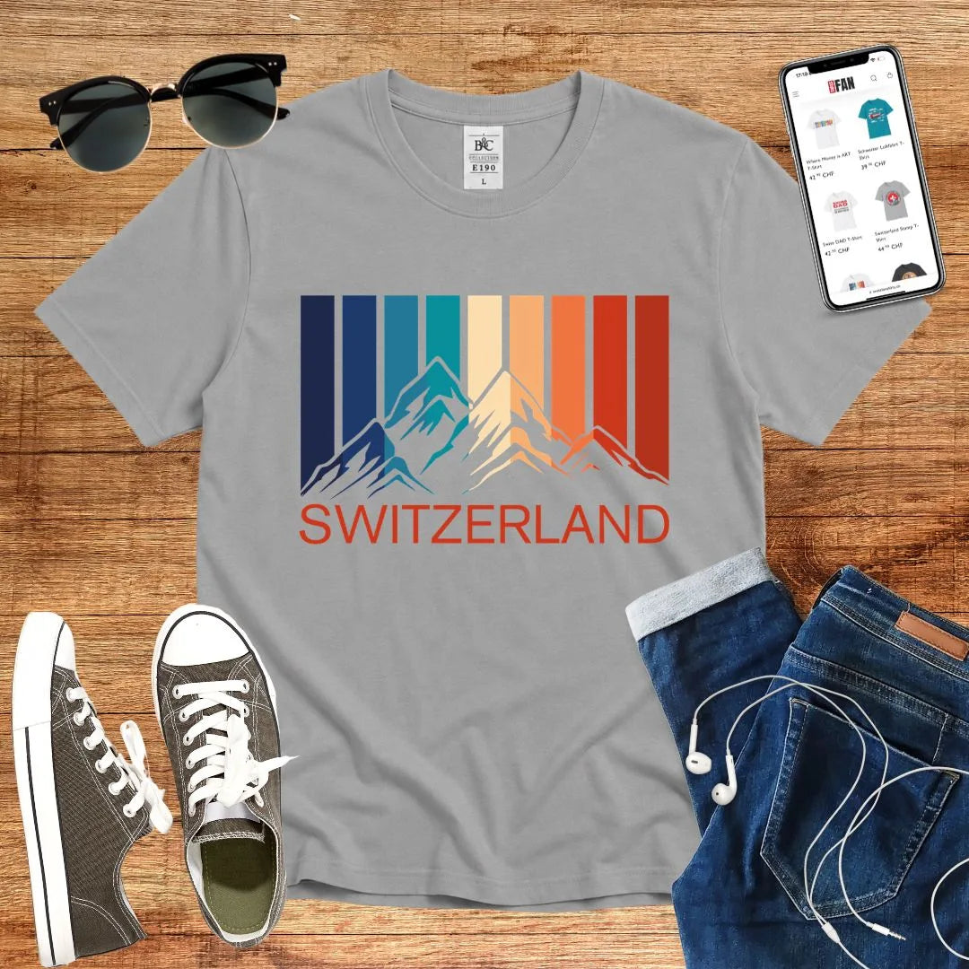 T-Shirt in Sport Grey mit Buntes Bergdesign mit vertikalen Streifen und Schriftzug „SWITZERLAND“