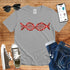 T-Shirt in Sport Grey mit DNA-Motiv mit roten Kugeln und weißen Kreuzen