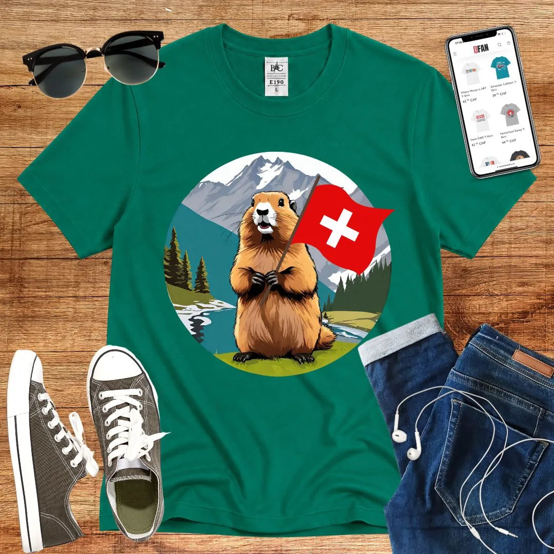 T-Shirt in Kelly Green mit Silhouettenartiges Murmeltier mit Schweizer Flagge vor Bergkulisse